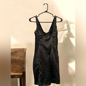 Sleek & Sultry Black Satin Mini Dress – Perfect for Any Occasion! 👜